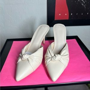 Coutgo slip on heel pointed toe cream white Size 9.5 classic New